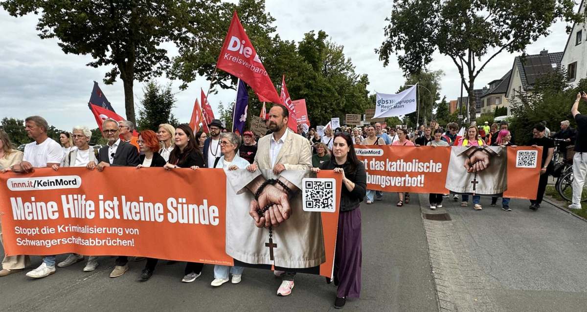 Zahlreiche Menschen strömen zum Startpunkt der Demo in Lippstadt gegen das Verbot von Schwangerschaftsabbrüchen am christlichen Krankenhaus. Foto: Cegelski