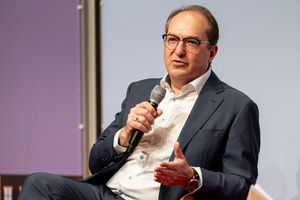 «Ich bin nicht bereit, auf reguläre Aufnahmeverfahren, ich bin nicht bereit, auf Sicherheitsüberprüfungen zu verzichten», sagte Dobrindt. - Foto: Fabian Sommer/dpa