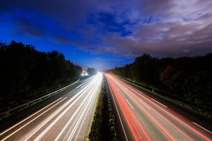 Eine Fahrt über die Autobahn - nicht für jeden erstrebenswert. (Illustration) - Foto: Julian Stratenschulte/dpa