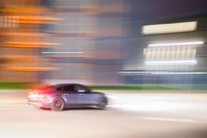 Etliche Teilnehmer des Tuning-Treffens sollen die eintreffende Polizei angegriffen haben. (Symbolbild) - Foto: Julian Stratenschulte/dpa