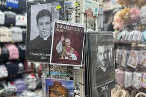 Rund um den Petersdom werden Kalender von Papst Leo XIV. sowie echten und falschen Priestern verkauft. - Foto: Christoph Sator/dpa