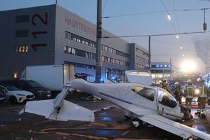 Ein Flugzeug ist im Mannheimer Stadtgebiet notgelandet. - Foto: Rene Priebe/PR-Video /dpa