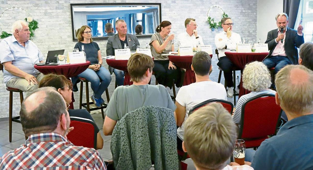 Diskutierten mit den Erwitter Bürgern über Demokratie und ihre Feinde (v.l.): Karl Dietz, Britta Spiegel, Martin Niehaus, Bettina Stakemeier, Torsten Blöming, Hendrik Henneböhl und Prof. Jürgen Overhoff. Foto: Dietz