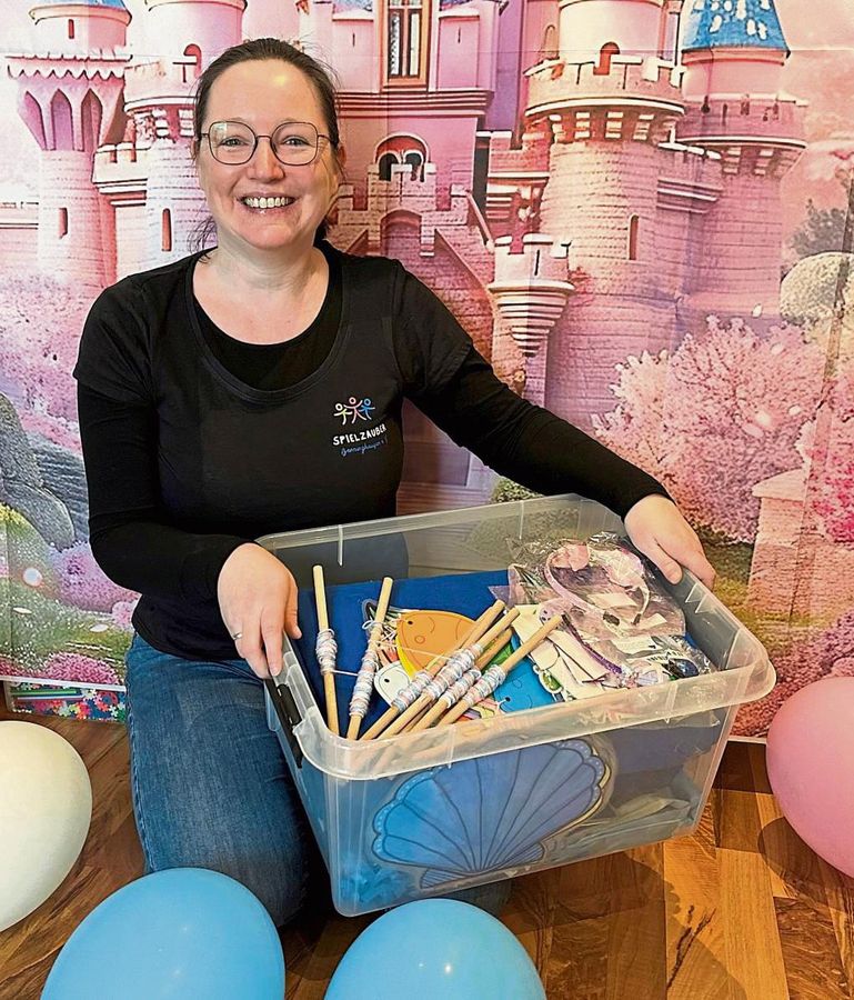 Von Pirat und Prinzessin bis zu Paw Patrol: Beim Verein Spielzauber können Interessierte die Motto-Party zum Kindergeburtstag in der Box bei Iris Bertelt ausleihen. Foto: Cegelski