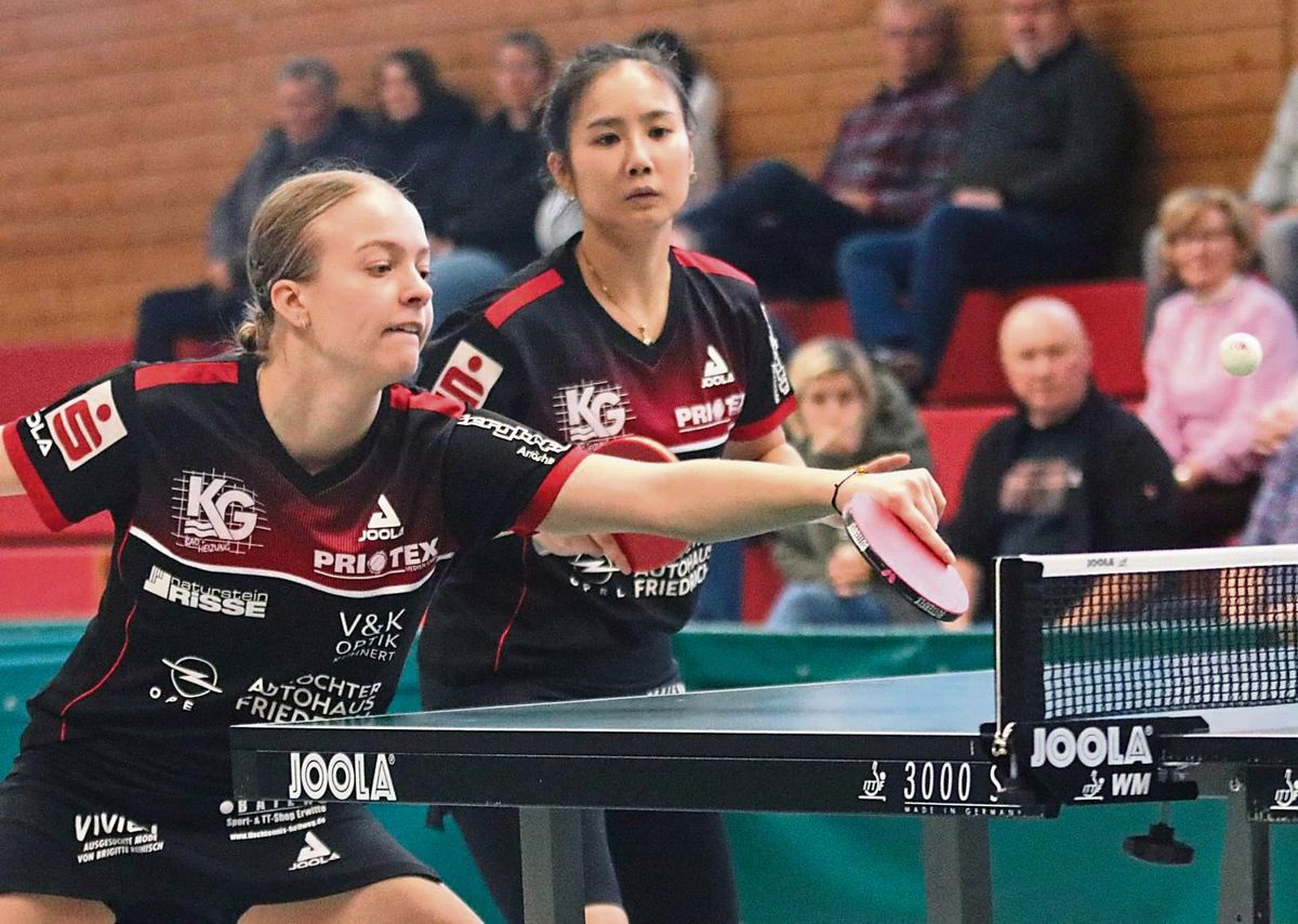Trotz einer starken Doppel-Leistung mussten Lukrecija Juchnaite (l.) und Loan Le (r.) ihren Kontranhentinnen aus Langweid zum Sieg gratulieren. Im Einzel punktete beide Spielerinnen jeweils einmal, wobei Juchnaite im letzten Duell des Tages dem TTK Anröchte das 5:5 rettete. Foto: Wiegand