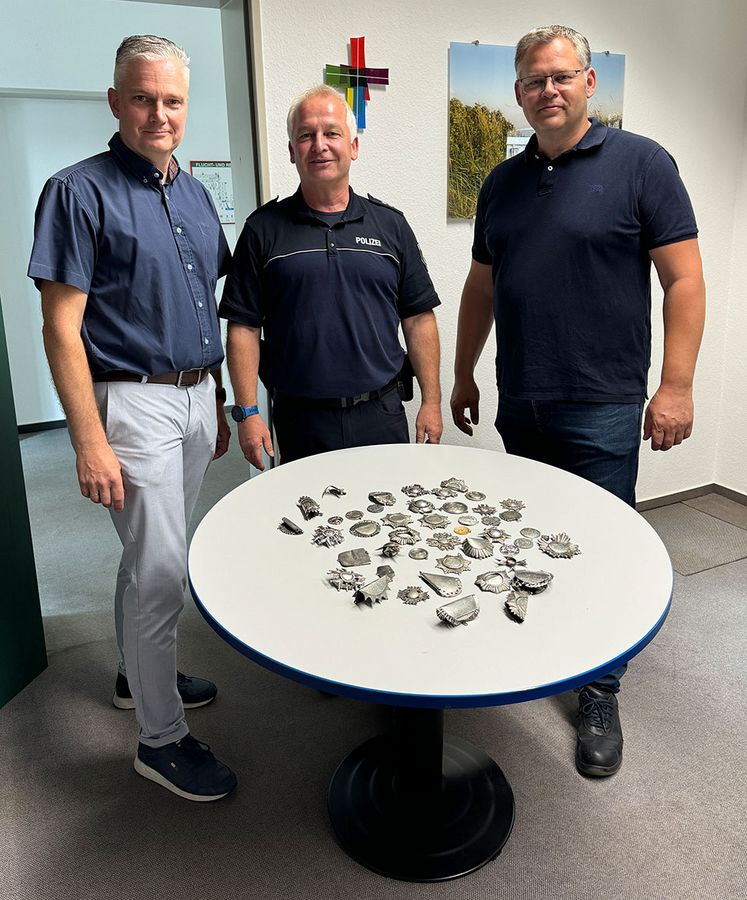 Polizeihauptkommissar Walter (m.) übergab die gestohlenen Orden an Oberst Nils Abelmann und Schatzmeister Georg Rasche. Foto: Polizei