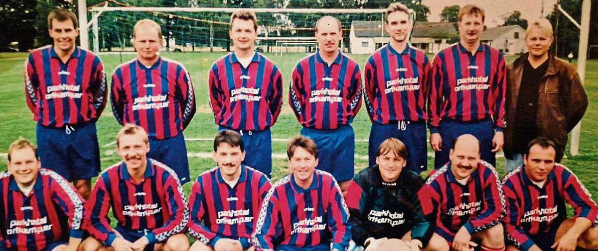 Die Anfänge der Altherren-Abteilung beim SV Bad Waldliesborn reichen bis in das Jahr 1963 zurück. Gerade in den 90er Jahren herrschte reger Zulauf. Auf dem Foto ist die AH-Mannschaft aus dem Jahr 1999 zu sehen.