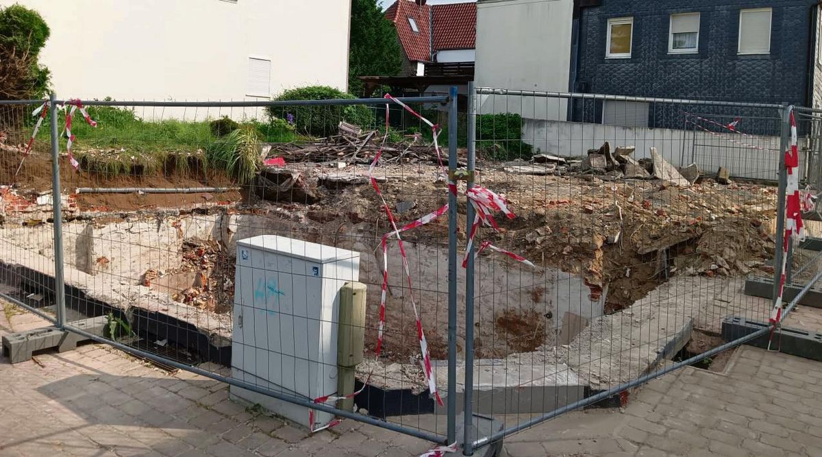 Von dem Eckhaus samt Anbau nahe der Geseker Stiftkirche ist nach einem Großbrand und dem Abriss nichts mehr übrig. Foto: Wapelhorst