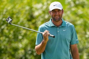 Scottie Scheffler hat bei der PGA Championship nach der dritten Runde die Führung übernommen. - Foto: Matt York/AP/dpa