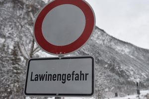 Selbst vergleichsweise geringe Schneemengen stellen eine Lawinengefahr dar. (Symbolbild) - Foto: Angelika Warmuth/dpa