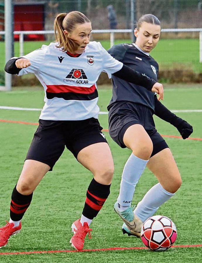 Beim 4:0 gegen Lohauserholz trafen auch endlich wieder die Stürmerinnen des SV Lippstadt (weiße Trikots). Mit einem positiven Gefühl geht es nun in die Winterpause. Foto: Uwe Feichtinger
