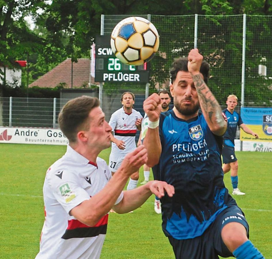 Energische Zweikämpfe prägten das (letzte?) Regionalliga-Derby zwischen dem SC Wiedenbrück und dem SV Lippstadt, hier Dominik Klann (l.). Am Ende stand ein gerechtes 1:1-Remis und Platz 15 in der Abschlusstabelle. Fotos: Lütkehaus