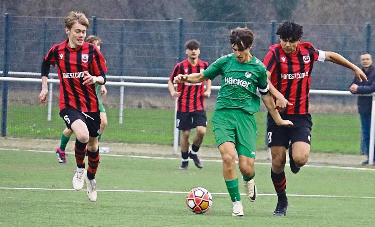 Gipfeltreffen für die BII-Junioren des SV Lippstadt (in Schwarz-Rot) in der Landesliga: Das Team von Trainer Paul Huxohl empfängt am Sonntag als ärgster Verfolger den Tabellenführer aus Brakel. Foto: Feichtinger