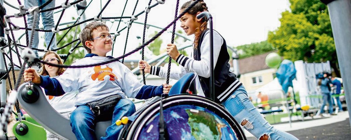 Inklusion leicht gemacht: Einen Spielplatz für Kinder mit Behinderungen wünscht sich Katrin Brümmer in Lippstädter Innenstadt. Dieses Bild zeigt einen von der „Aktion Mensch“ gebauten Spielplatz ohne Barrieren in Köln. Foto: dpa