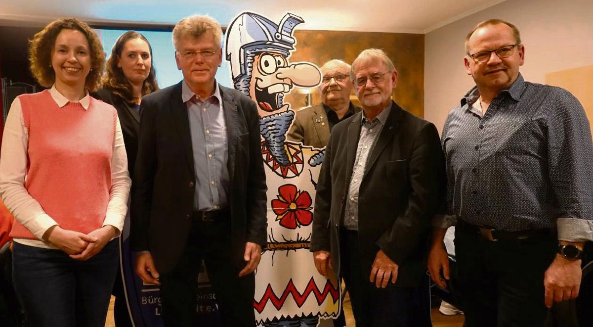 Politischer Sixpack (v.l.): Jana De Vidts (Schriftführerin), Jessica Münzel (2. Vorsitzende), Hans-Dieter Marche (1. Vorsitzender), Horst Fritsch (2. Beisitzer), Hans Karliner (Kassenwart) und Detlef Cramer (1. Beisitzer) sind als Vorstandsteam der Bürgergemeinschaft Lippstadt einstimmig wiedergewählt worden. Graf Bernhard freut’s. Foto: Vielberg