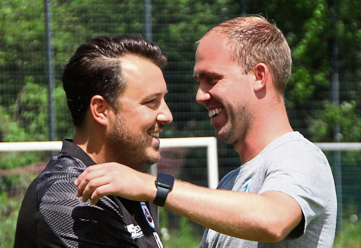 Freudiges Wiedersehen: Felix Bechtold (l.) und Fabian Lübbers haben lange gemeinsam für den SV Lippstadt gespielt und auch im Trainerteam zusammengearbeitet. Dienstag im Test gegen Lotte sind sie Kontrahenten. Archivfoto: Heinke