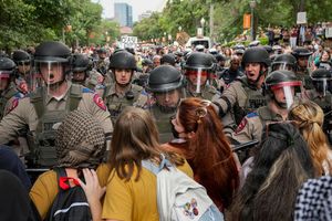 Texas State Troopers versuchen einen pro-palästinensischen Protest an der University of Texas aufzulösen. - Foto: Jay Janner/Austin American-Statesman/AP/dpa