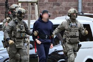 Nach der Haftprüfung beim Bundesgerichtshof in Karlsruhe wird eine Person zu einem Hubschrauber gebracht. - Foto: Uli Deck/dpa