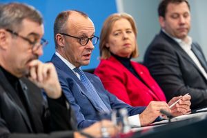 Die Koalitionsspitzen präsentieren nach nächtlichen Beratungen Ergebnisse. - Foto: Michael Kappeler/dpa