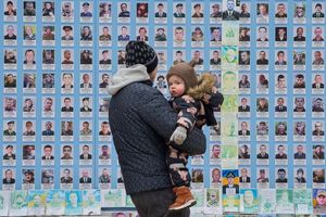 Die Ukraine hat viele Tote zu beklagen und wartet sehnlich auf Frieden. - Foto: Efrem Lukatsky/AP/dpa