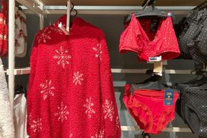 Geschenkte rote Unterwäsche, in der Silvesternacht getragen, soll Glück im neuen Jahr bringen. - Foto: Sabine Dobel/dpa