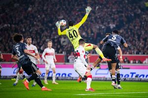 Folgenschwerer Fehler: Frankfurts Torwart Kaua Santos beim 1:1. - Foto: Tom Weller/dpa