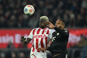 Das Duell zwischen Köln und Bayern München war lange Zeit auf Augenhöhe: Hier kämpfen Jonathan Tah (Bayern München) und Ragnar Ache um den Ball. - Foto: Federico Gambarini/dpa