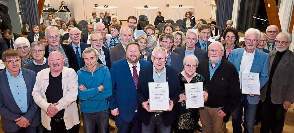 Zum Abschluss der Feierstunde auf Hof Haulle in Bad Sassendorf stellten sich alle Preisträger gemeinsam mit ihren Angehörigen mit Landrat Heinrich Frieling (vorne, 4. v. l.) zum Gruppenfoto auf. Foto: Susanne Schulte-Nölle/Kreis Soest