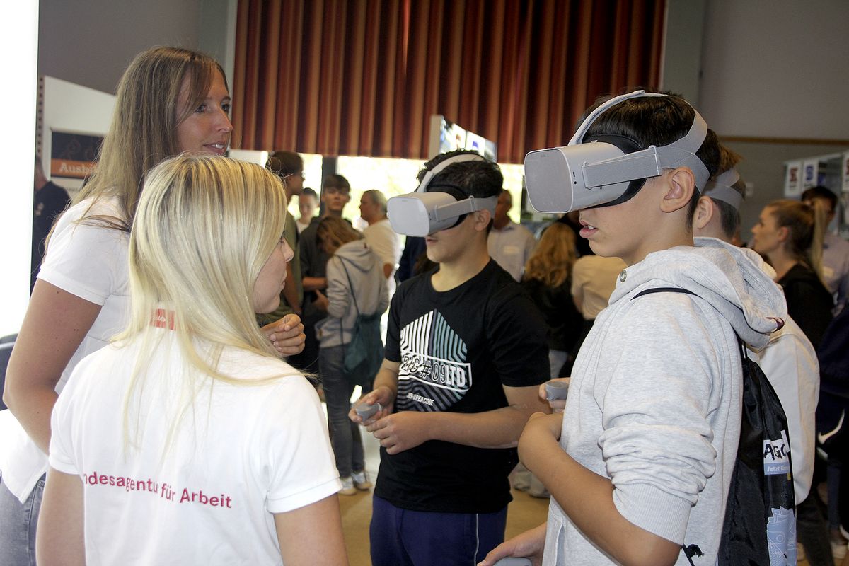 Nicht durch rosarote, aber virtuell (mit VR-Brillen) können Jugendliche bei der Messe in Ausbildungs-Welten abtauchen. Archiv-Foto: Schwade