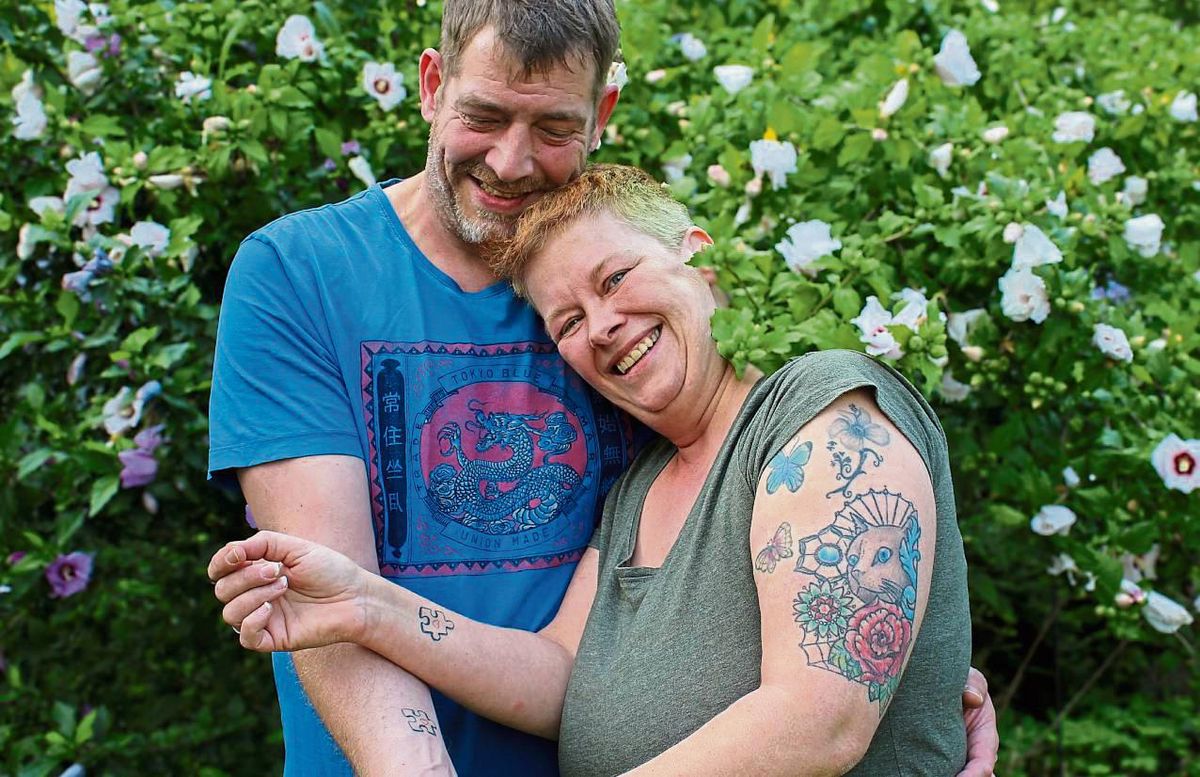 Die Puzzlestücke auf ihren Unterarmen tragen Ralf und Angie anstelle von Eheringen. Foto: N. Wissing