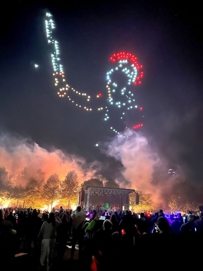 Das Rietberger Himmelsleuchten zog im September mehr als 4000 Besucher in den Gartenschaupark – die Drohnenshow mit Feuerwerk trübte die Herbstabendstimmung: Ein Großteil der Bilder war beim Himmelsleuchten nicht zu erkennen.