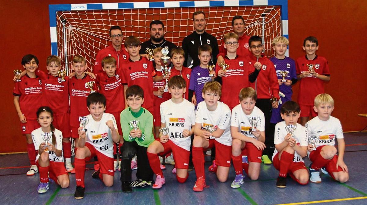 Alter und neuer Kreismeister: Die E-Junioren des SV Lippstadt (in Rot) gewannen alle acht Spiele und erzielten dabei ein Torverhältnis von 40:0. Im Finale besiegten die Schwarz-Roten das Team von Germania Esbeck mit 1:0. Fotos: Hans Dannhausen