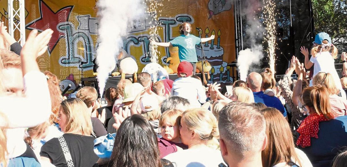 Einer der Höhepunkte beim Hexenstadtfest im vergangenen Jahr war der Auftritt von Kinderliedermacher Simon Horn als „herrH“ auf dem Marktplatz. Auch dieses Jahr kommt der Sänger wieder nach Geseke. Archivfoto: Giannakis