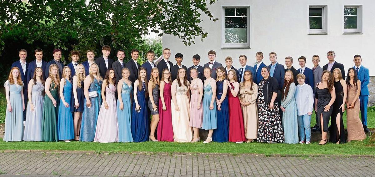 Feierlich nahmen 48 Schülerinnen und Schüler der Privaten Sekundarschule ihre Abschlusszeugnisse entgegen. Foto: Bsdurek