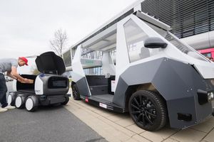 An der TU Braunschweig wurden Zustellroboter vorgestellt: Das größere Fahrzeug ist ein mobiles Logistikzentrum und das kleinere das Zustellfahrzeug. - Foto: Julian Stratenschulte/dpa