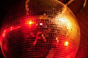 Mensch, damals bei der einen Party! Bei energiegeladenen Songs erinnert man sich eher an aufregende und freudvolle Momente. (Symbolbild) - Foto: Annette Riedl/dpa