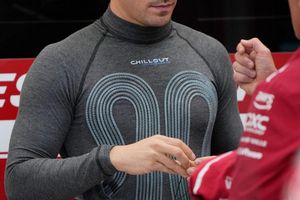 Wegen der neuen Hitze-Regel der Formel 1 können die Piloten wie Charles Leclerc in Singapur Kühlwesten tragen. - Foto: Vincent Thian/AP/dpa