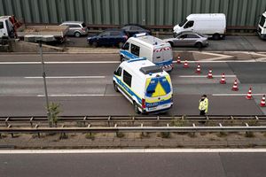Die Polizei suchte nach Spuren und Beweismitteln. - Foto: Michael Ukas/dpa