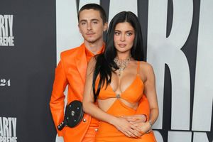 Zweimal in Orange: Timothée Chalamet (l) und seine Freundin Kylie Jenner bei der «Marty Supreme»-Premiere. - Foto: Jordan Strauss/Invision/AP/dpa