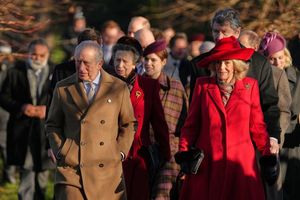 Die Königsfamilie auf dem Weg zum Weihnachtsgottesdienst. - Foto: Jon Super/AP/dpa