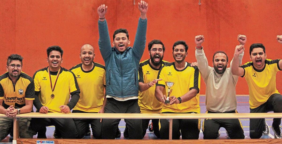 Riesengroß war der Jubel im Lager der Spieler des Lippstädter Cricket-Clubs, nachdem man beim eigenen Turnier im Finale die Nase vorn hatte und sich als Sieger feiern lassen konnte.