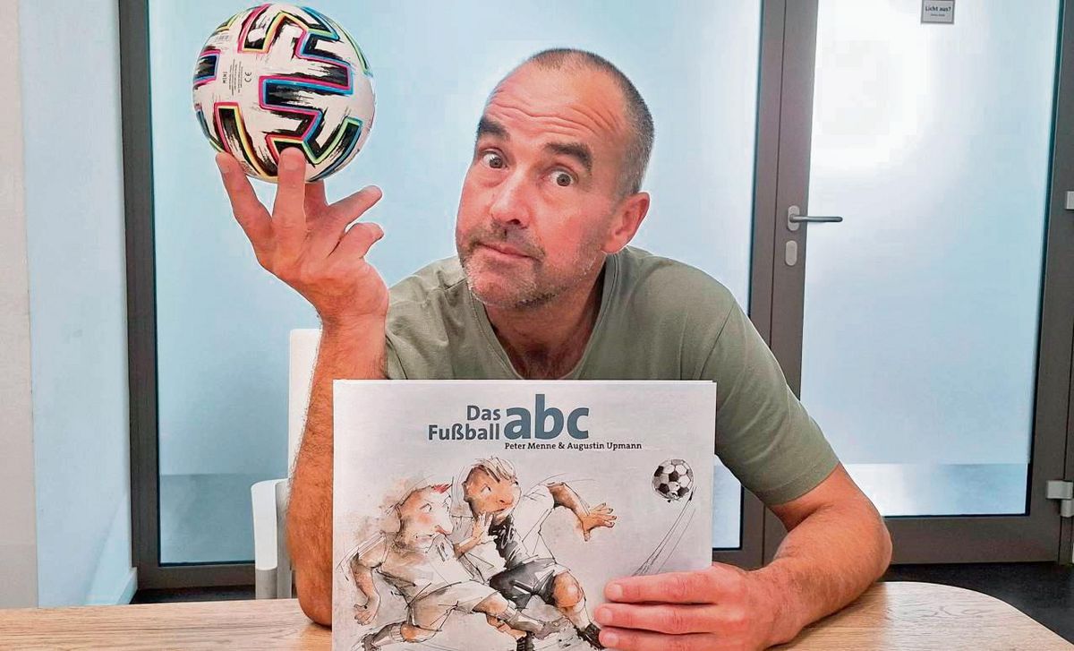 Peter Menne hat die Illustrationen für „Das Fußball-abc“ gemacht. Foto: Balzer