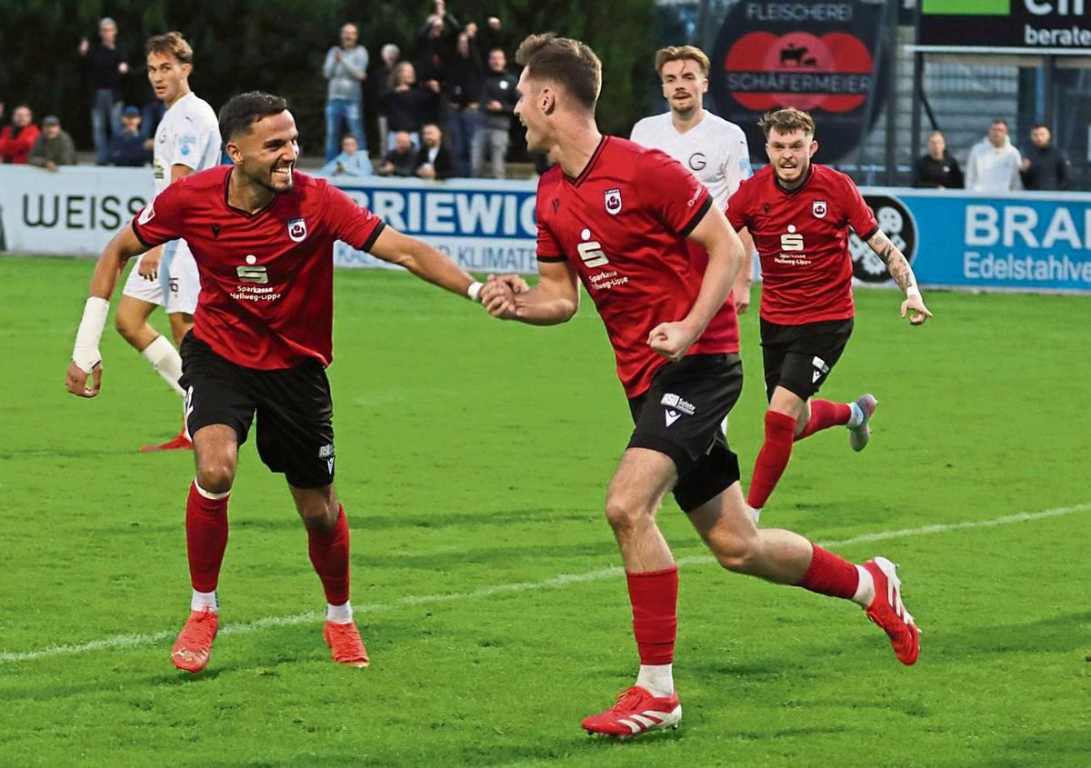 Innenverteidiger Lukas Wulf setzte den Schlusspunkt beim 3:0-Sieg des SV Lippstadt gegen den 1. FC Gievenbeck. Fabian Brosowski (r.) und Simon Kötter (l.) jubelten mit. Fotos: Frank Lütkehaus