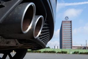 Der Dieselskandal kostete VW bereits Milliarden. Ein Bußgeld wegen Datenschutzverstößen bleibt den Wolfsburger nun aber erspart. (Archivfoto) - Foto: Julian Stratenschulte/dpa