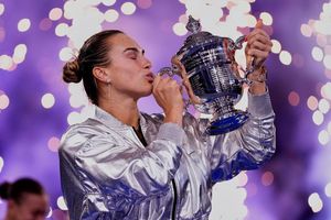 Ein Küsschen für den Pokal: Aryna Sabalenka ist in New York die Beste. - Foto: Yuki Iwamura/AP/dpa