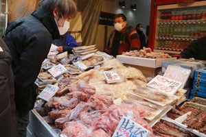 China hatte erst vor kurzem ein Embargo gegen einen Teil japanischer Meeresfrüchte aufgehoben. (Symbolbild) - Foto: Koji Sasahara/AP/dpa