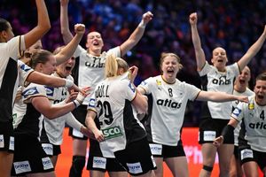 Der Jubel kennt keine Grenzen: Die DHB-Frauen spielen um WM-Gold. - Foto: Federico Gambarini/dpa