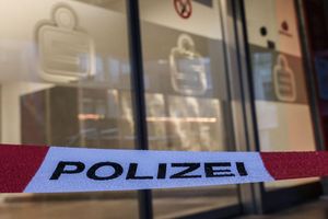 Ein Absperrband der Polizei hängt vor der Filiale der Sparkasse, deren Schließfächer ausgeräumt wurden - Foto: Oliver Berg/dpa