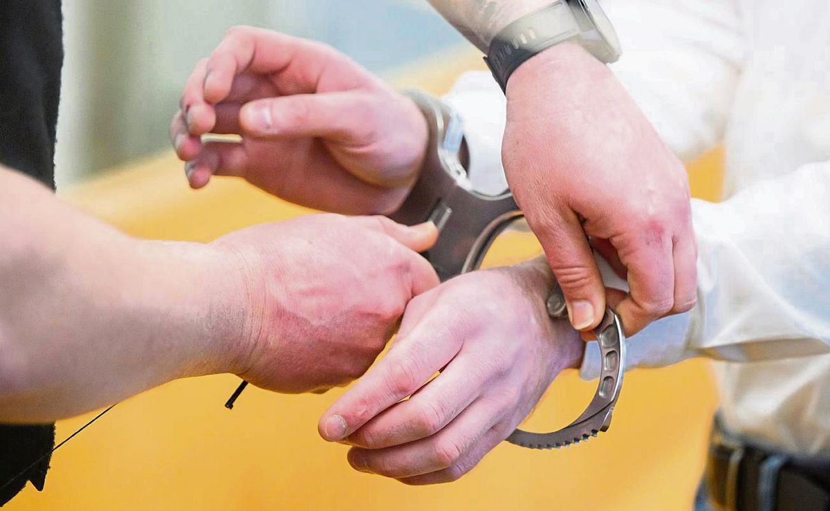 Bevor bei jungen Kriminellen Handschellen zuschnappen, stehen zunächst andere Maßnahmen an. Foto: Stratenschulte/dpa