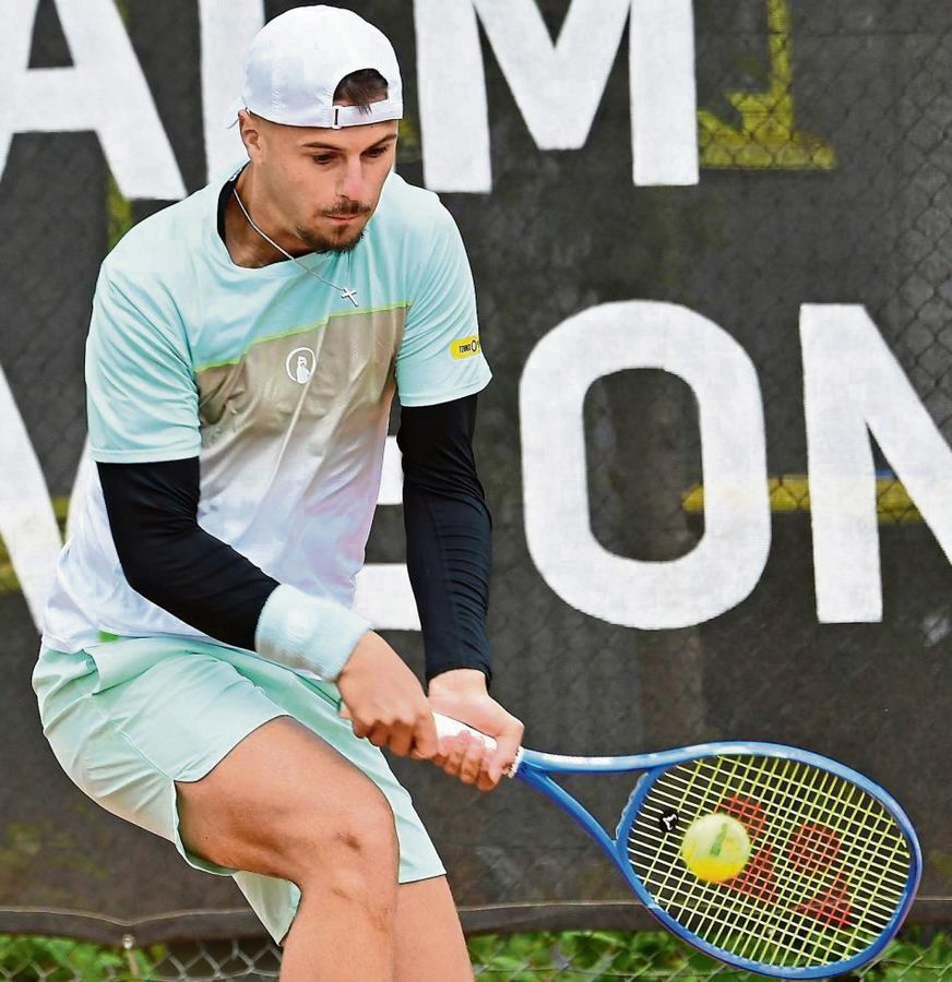 Der neue Stern am Tennishimmel? Wer weiß. Alexander Glomb aus Salzkotten-Verlar bringt vieles mit, um mal ein Großer zu werden. Angefangen hat alles im zarten Alter von drei Jahren. Der erste Verein des jetzt 21-Jährigen war der TC Rot-Weiß Geseke.